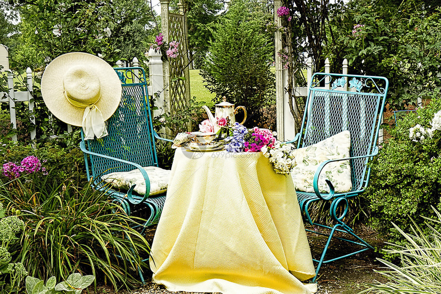 在花园中为茶午宴摆放的桌景图片