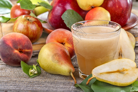 由有机和健康的梨子苹果和桃子制成的图片
