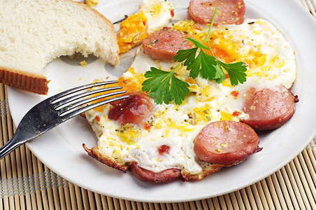 美味的早餐包括炒鸡蛋和香肠图片