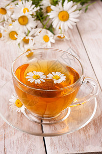 香草茶和新鲜的甘菊花在白图片