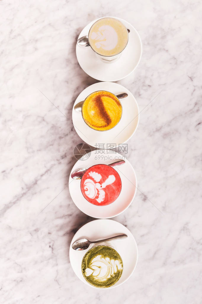 四种不同的彩色拿铁咖啡泡沫艺术风格现代咖啡馆白色大理石背景的天图片