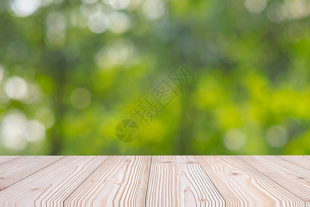 花园户外绿色天然背景的空木板模拟您的产品显示或补装图片