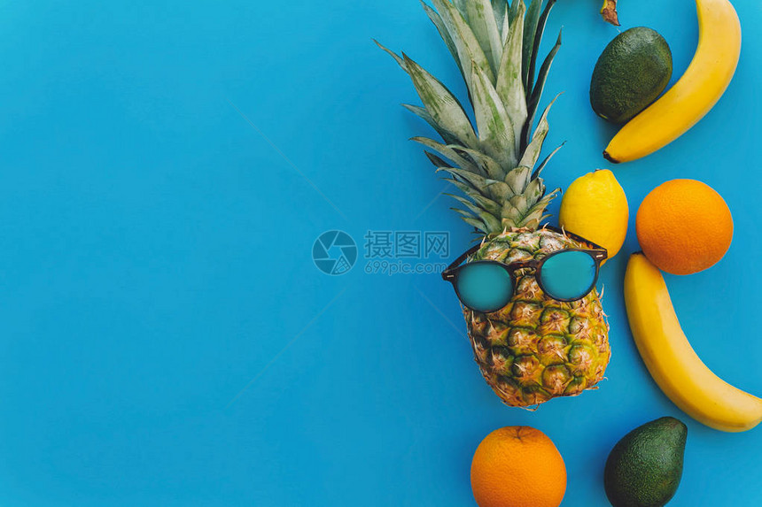 太阳镜中的时尚菠萝和香蕉橙子柠檬鳄梨图片