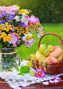 野生天然鲜花和水果篮子的多彩图片