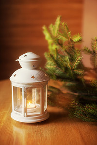 木桌上的圣诞烛台图片