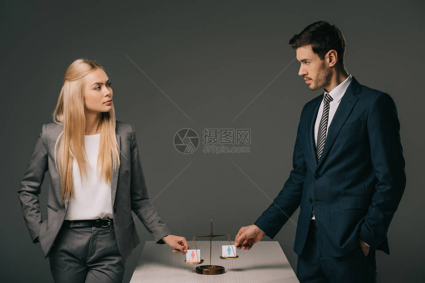 有男和女标志的商业同事在正义尺度图片