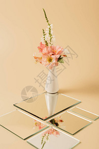 花朵以花瓶形式在米色桌上图片