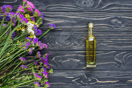 木质表面天然草药基本油和紫花的图片