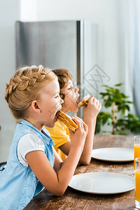 可爱的小孩吃美味三明图片