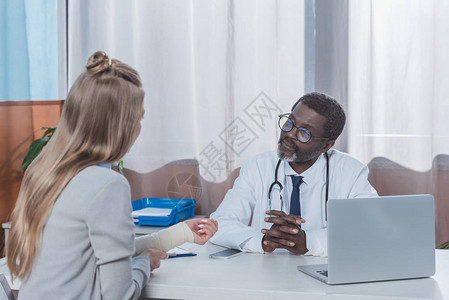 医生在诊所倾听一位女病人图片