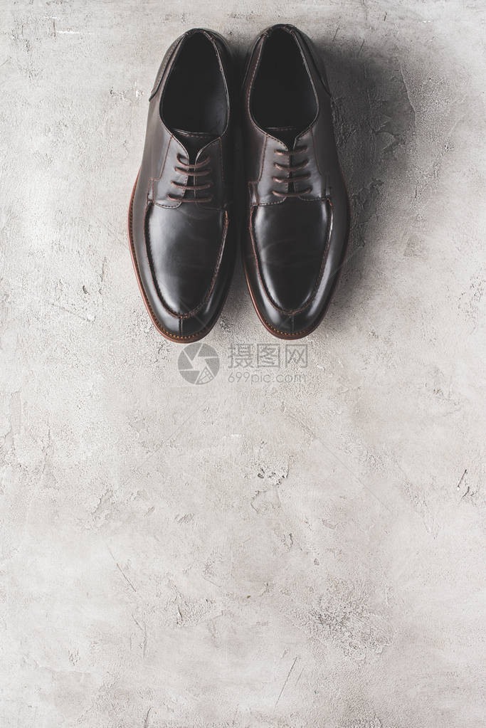 灰色表面上一双黑色鞋子的顶视图图片