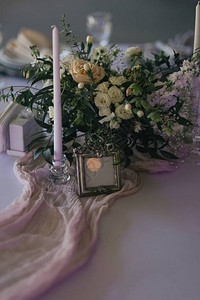 婚礼堂桌子上的蜡烛和美丽的鲜花图片