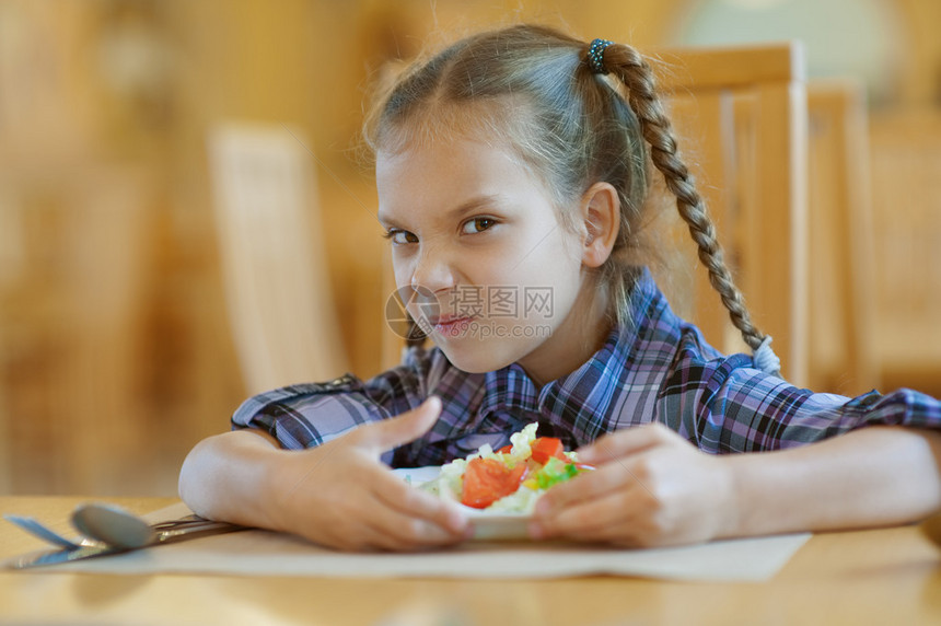 美丽的小女孩不想在餐厅里分享饭菜图片