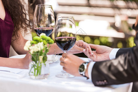 在餐馆有浪漫约会的情侣握着手和缠图片