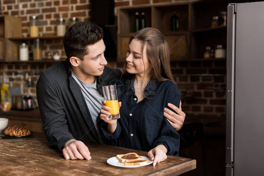 男朋友用橙汁拥抱女朋友图片