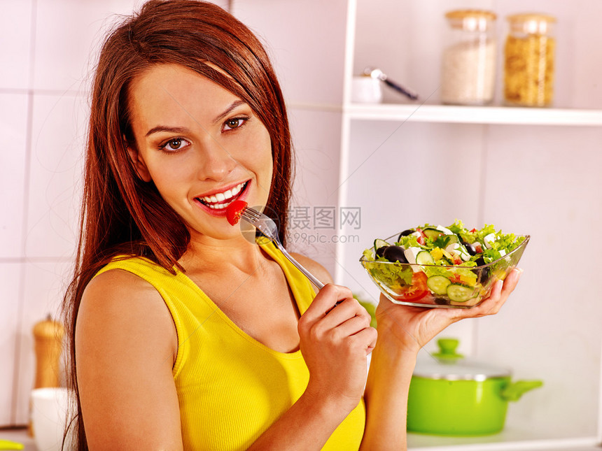 快乐的女人吃沙拉图片