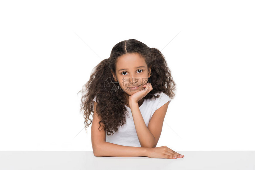 可爱小女孩的肖像在镜头中微笑图片