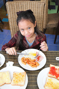 亚洲女童孩在餐馆图片