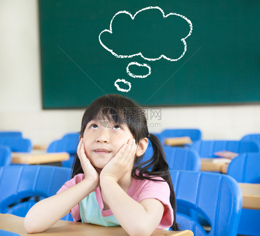 教室里的小姑娘带着云图片