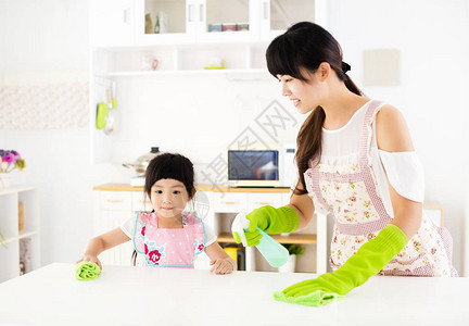 小女孩帮助母亲在厨图片