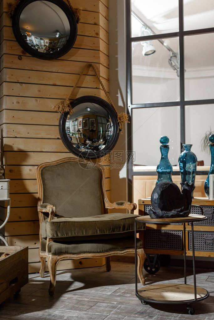 现代旧式起居室内装有扶手椅和餐桌图片