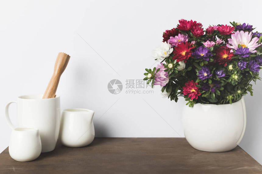 花瓶陶瓷厨房用具和桌上木虫中的美图片
