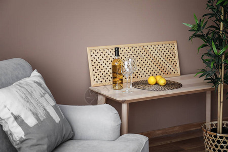 舒适的沙发和木制桌子在客厅里装图片