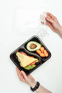 妇女打开塑料午餐盒图片