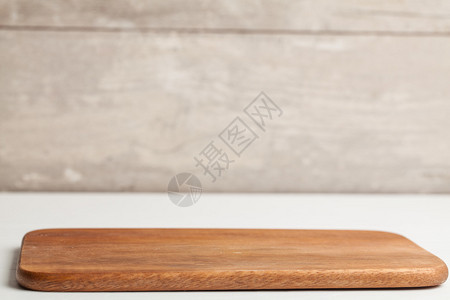 桌子上的木制切菜板背景图片