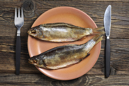 盘子和叉子里的美味干鱼图片