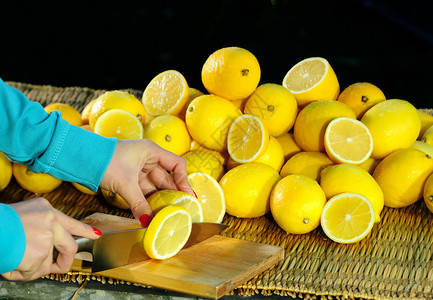 柠檬切手放在桌子上图片