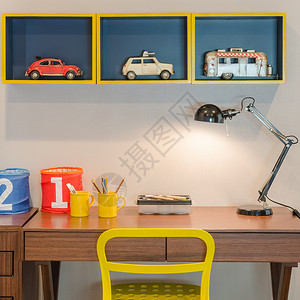 黄色椅子和木桌在孩子的卧室里图片