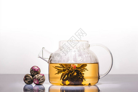 清茶壶鲜花茶和球图片