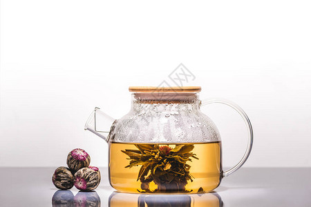 花茶玻璃茶壶桌上有茶球图片