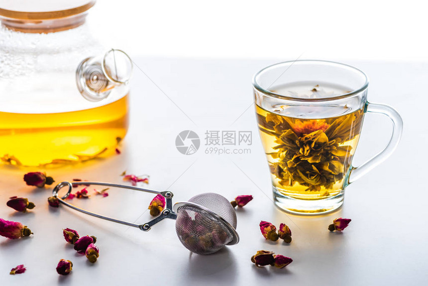 茶壶茶壶和茶叶用干红玫图片