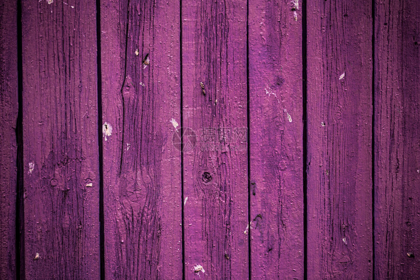 老式木制紫色板越过旧油漆带有复制空间的前视图板的垂直方向设计的背景木制背景图片