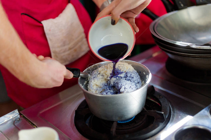 制作由蝴蝶豆茶染上彩色的蓝粘糊大米图片