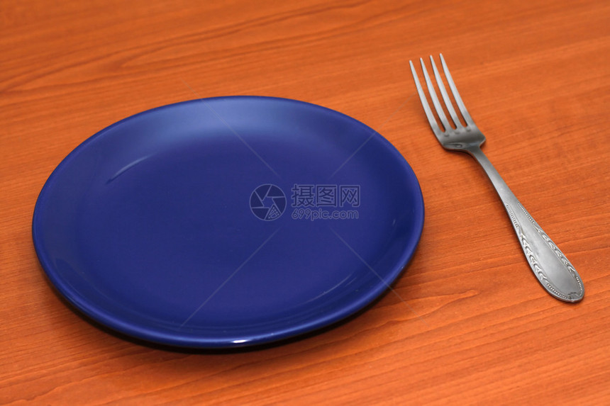 带叉子的蓝色空盘子图片