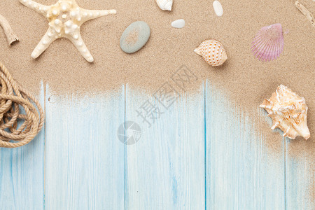 木桌上有海星和贝壳的海沙带复制空间的顶视图图片