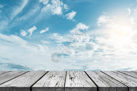蓝色天空上顶部的木图片