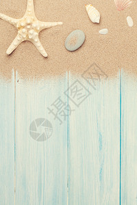海沙有海星和木板上的贝壳顶视图图片