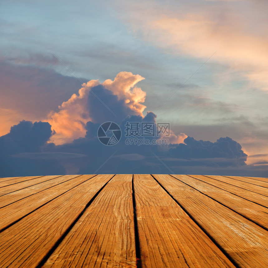 木林阳台对天空图片