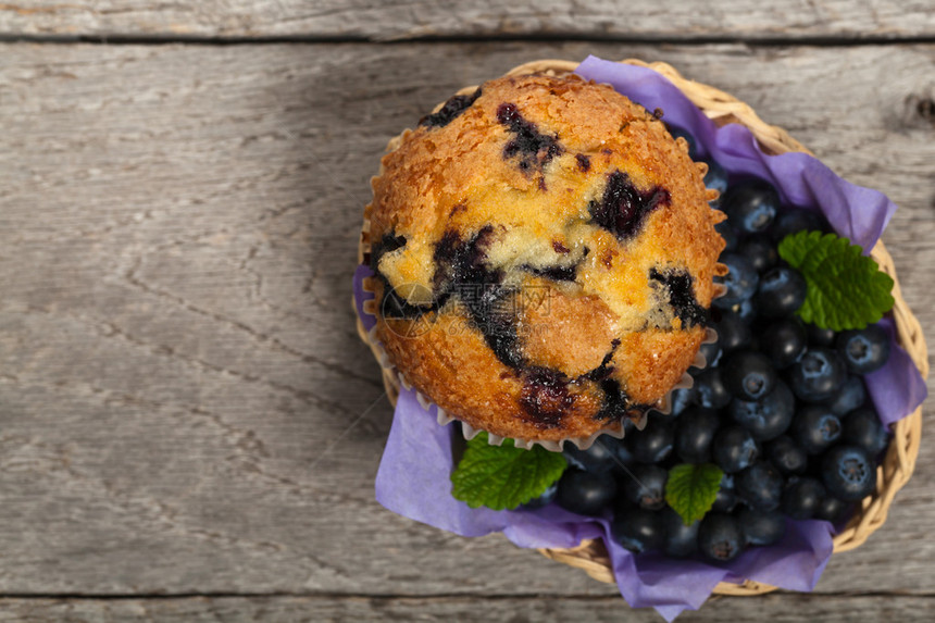 美味自制蓝莓松饼和新鲜蓝莓有图片
