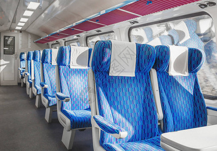 欧洲内陆一级客运列车排空座位的图片