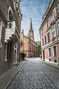 拉脱维亚老里加市中世纪小镇的早晨街道图片