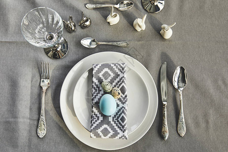 桌上盘子上涂着蓝色鸡蛋图片