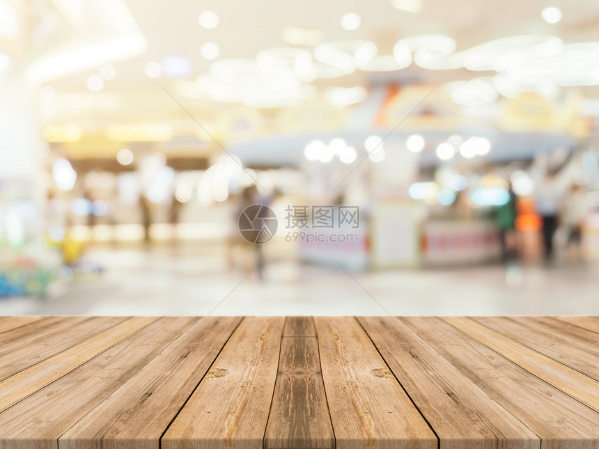 在百货公司模糊的透视棕色木材可用于展示或蒙太奇您的产品图片