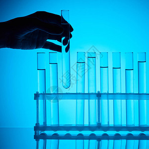 女化学家用玻璃管从蓝面站立取物质进行采图片