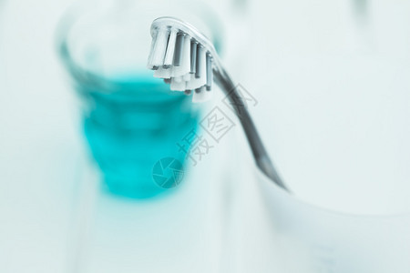 玻璃牙刷和漱口水背景图片