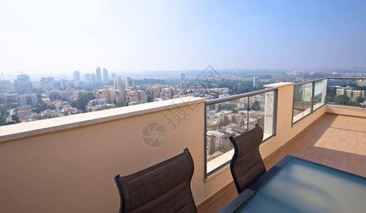 现代城市中心的高端阳台背景图片